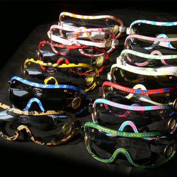Rennbrille in speziellen Farben